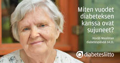 Iäkäs nainen hymyilee. Tekstissä kysytään, miten vuodet diabeteksen kanssa ovat sujuneet.