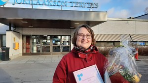 Katja Lahtinen poseeraa Vuoden diabetesteko -diplomin kanssa