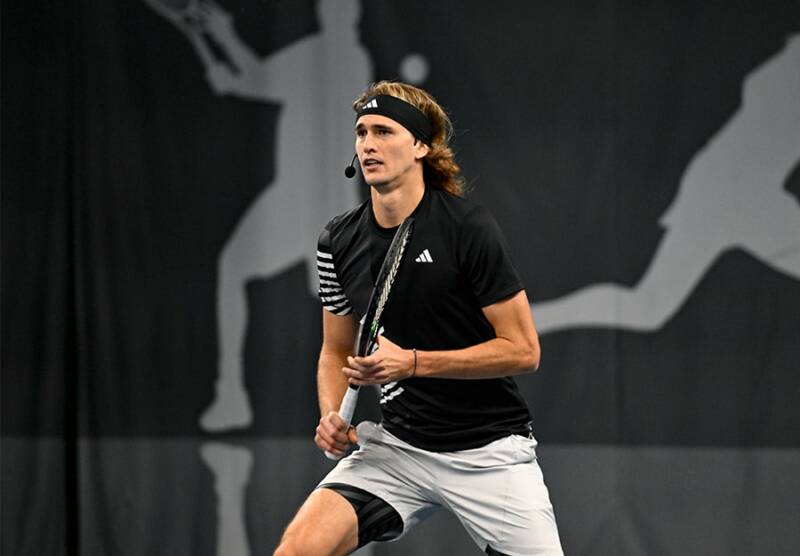 Alexander Zverev pelaa tennistä.