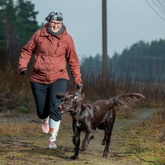 Heidi Vanhanen juoksemassa Pimu-koiran kanssa.