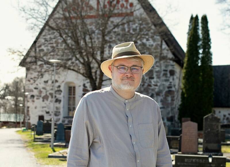 Tom Sjöblom på en promenad framför kyrkan.