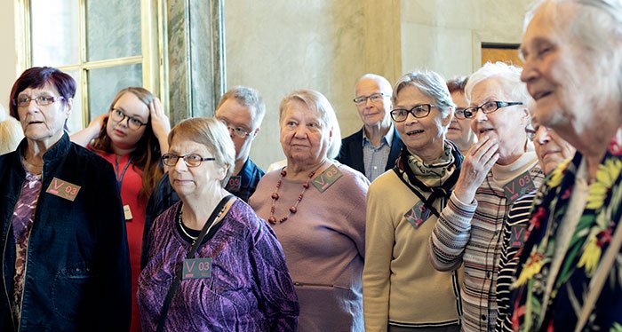 Joukko yhdistystoimijoita eduskuntatalossa.