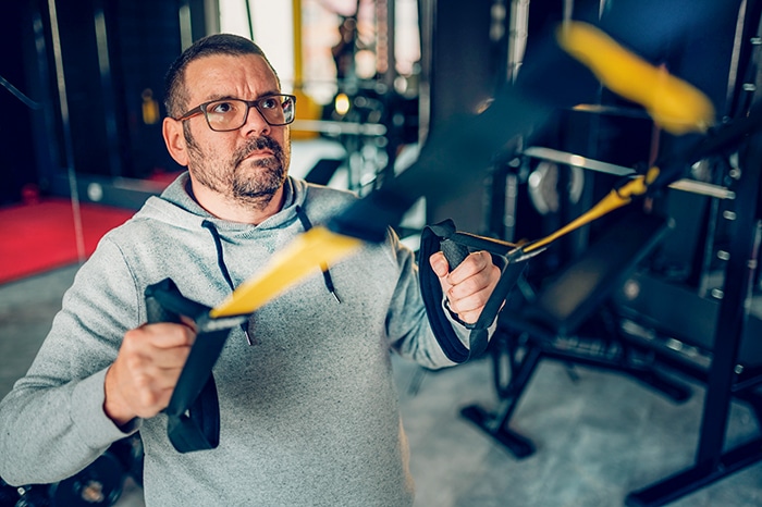 Mannen tränar på gymmet.