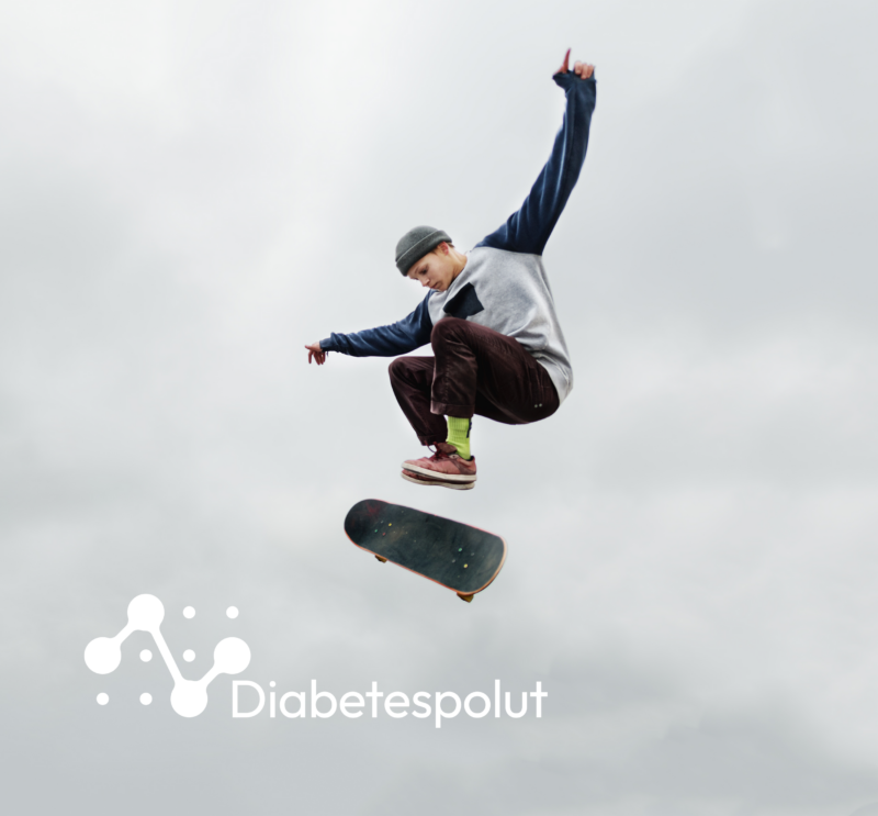 Teinipoika hyppää skeittilaudalla ilmaan vaaleaa taivasta vasten. Kuvassa on myös Diabetespolut-logo.