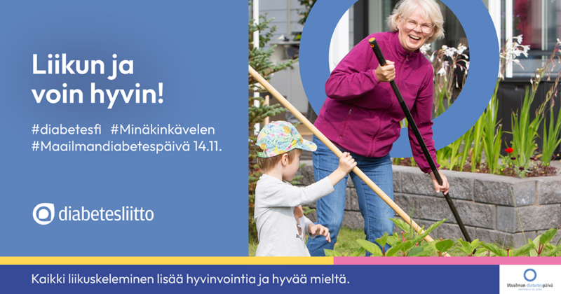 Iloisesti hymyilevä isoäiti ja lapsenlapsi haravoivat pihalla.