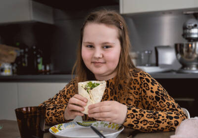 Aino syö tortillaa.