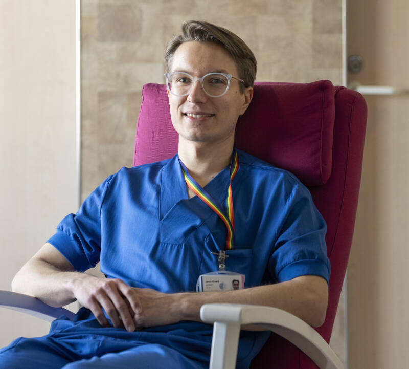 Leon Hirvelä istuu tuolisssa