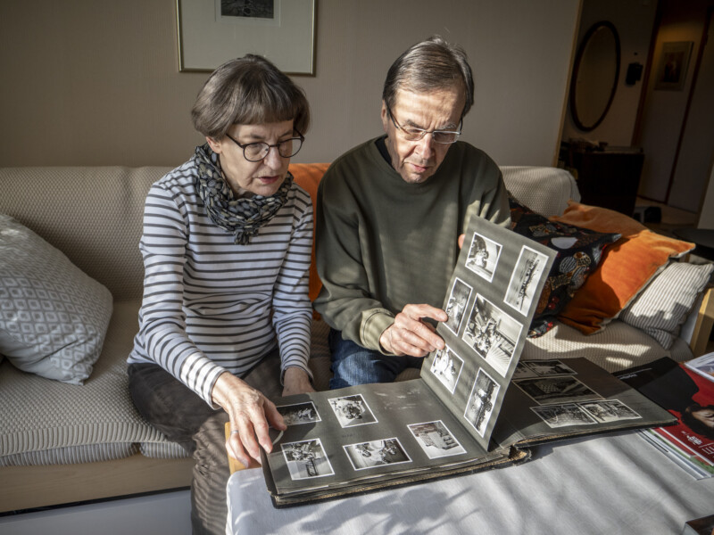 Marja ja Hannu Ikäläinen selaavat valokuva-albumia