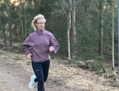 Pia Nykänen juoksee ulkona
