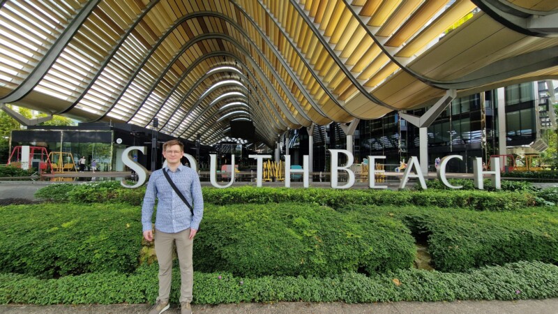 Ville Jalkanen poseeraa Singaporessa.