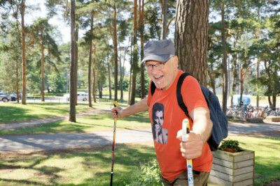 JP Kervinen sauvakävelee metsässä