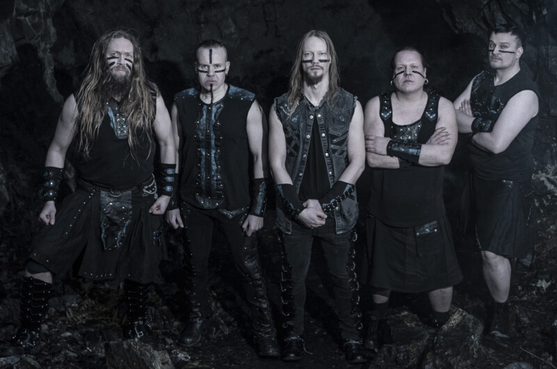 Ensiferum-bändin poseerauskuva